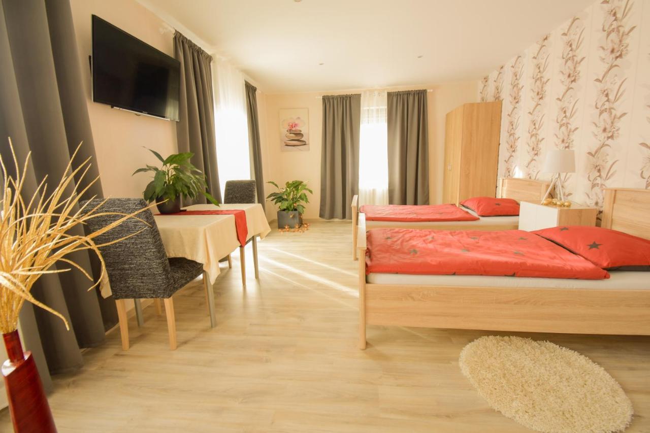 Mainzimmer - Business Apartments Hasloch  Bagian luar foto
